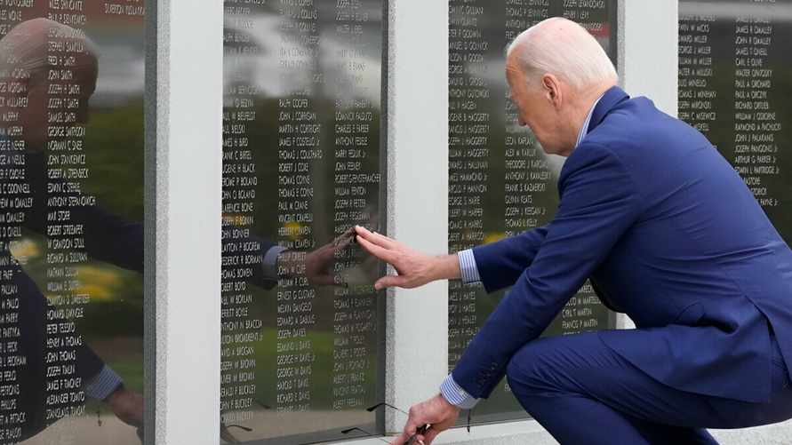 Джо Байден касается имени своего дяди на военном мемориале в Пенсильвании. Фото: Алекс Брэндон