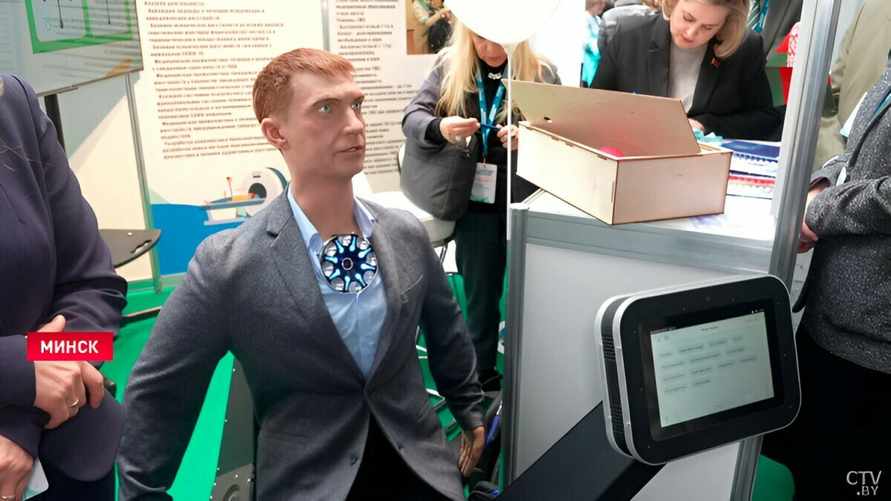 Может рассказать анекдот и разозлиться. Белорусским психиатрам предложили тренироваться на российском роботе-пациенте