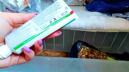 Положите зубную пасту в морозильник на 3 часа. Как это домашнее средство облегчит уборку?