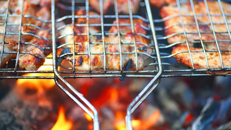 Как быстро очистить решетку или сетку гриль? Понадобится вилка и один овощ