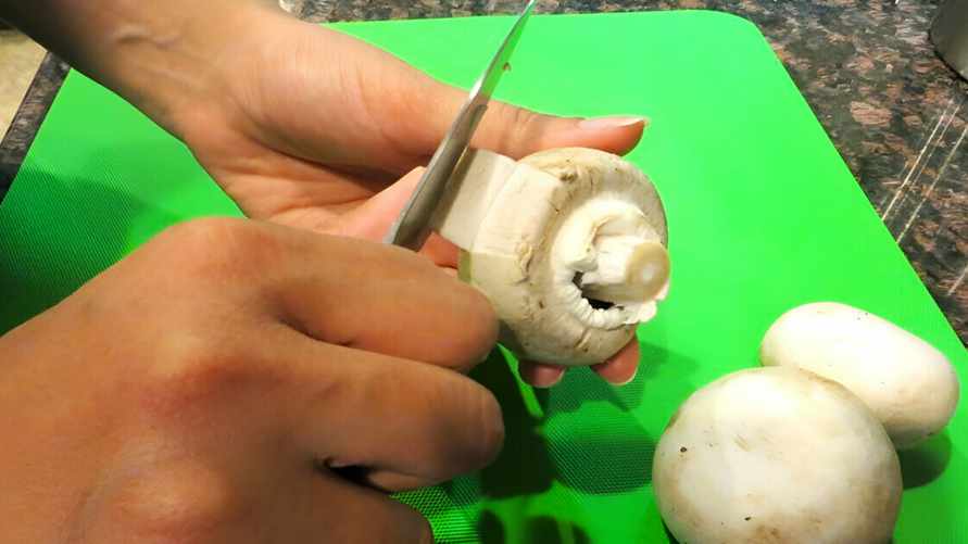 Что можно приготовить из грибных отходов? Вы удивитесь, но кожура от шампиньонов идеально подойдёт для этого