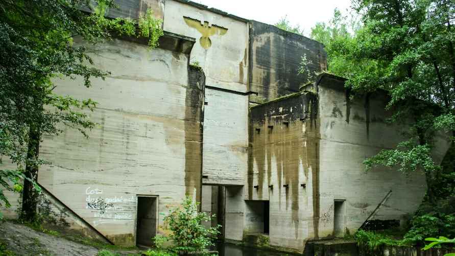Стена плотины в Мазурских лесах, где располагался нацистский комплекс