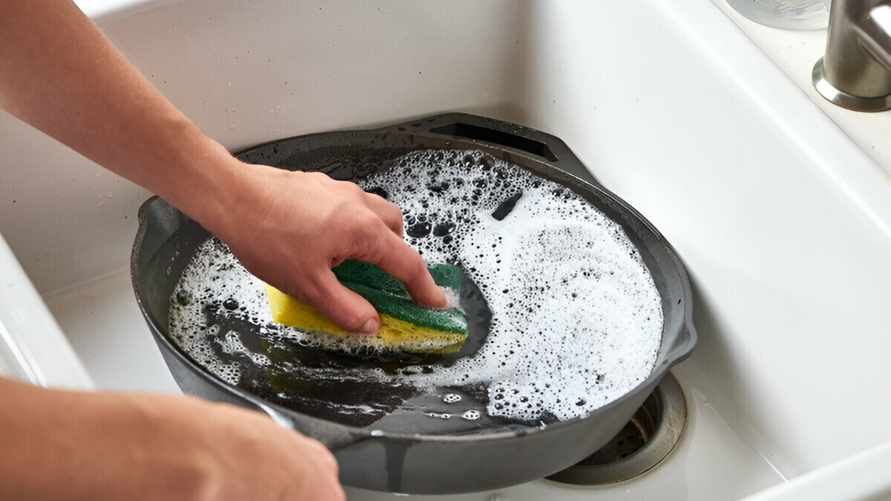 Как легко отмыть тефлоновую сковороду, не повредив покрытие? Нагрейте на ней эту жидкость