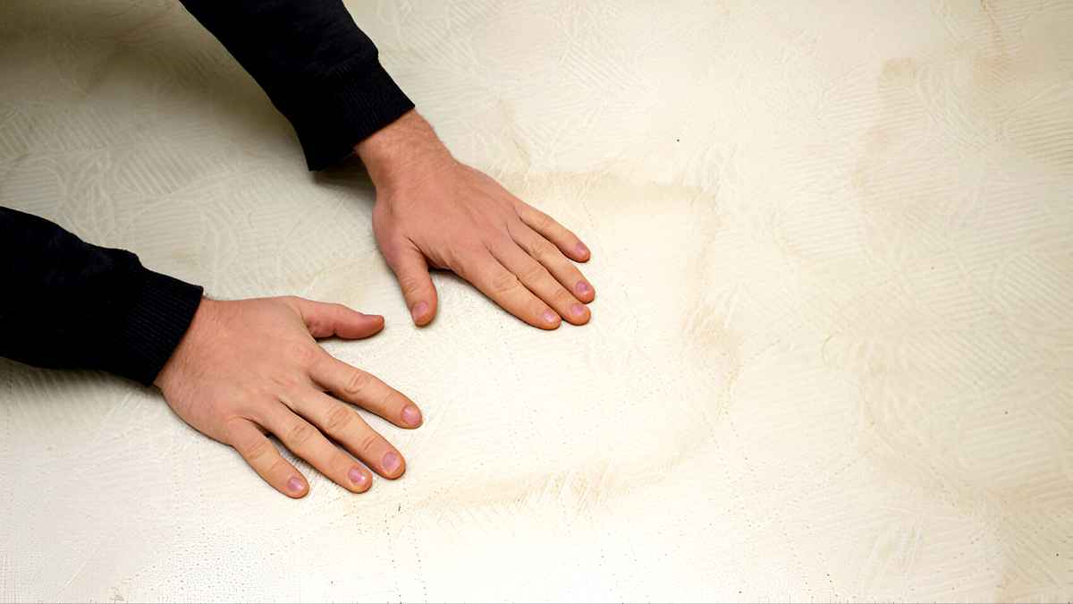 Как отмыть жёлтые пятна с матраса? Понадобится 3 домашних ингредиента и 15 минут