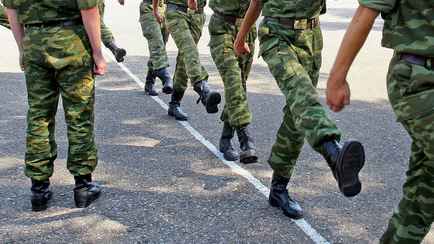 Кнопочный телефон без камеры и не только. В минском военкомате рассказали, что можно взять призывнику с собой в армию