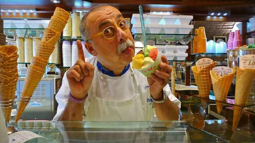 На фото - именитый итальянский мороженщик Серджио Дондоли