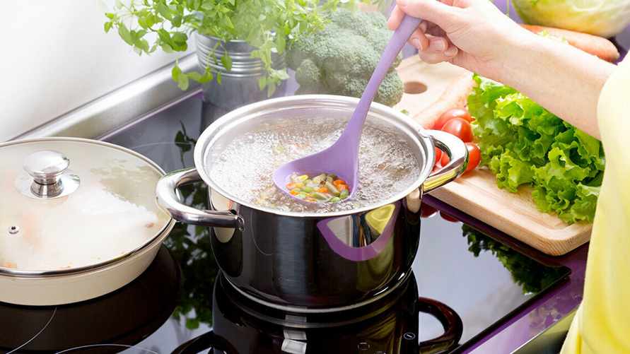 Как спасти слишком соленый суп без добавления воды? Три простейших способа