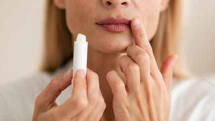 Эксперты посоветовали избегать этих ингредиентов в бальзамах для губ. Что с ними не так?
