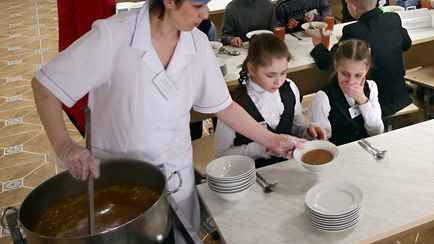 «Может хватит?» — Головченко не согласился с требованием Госконтроля «кардинально изменить» школьное питание в Беларуси