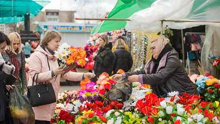 Штраф до 4000 рублей. В налоговой рассказали, кому из белорусов нельзя торговать искусственными цветам
