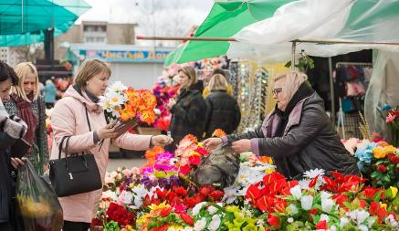 Штраф до 4000 рублей. В налоговой рассказали, кому из белорусов нельзя торговать искусственными цветам