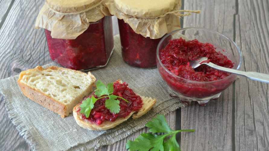 Натрите свеклу на терке и добавьте этот овощ. Что еще понадобится для вкуснейшей намазки?