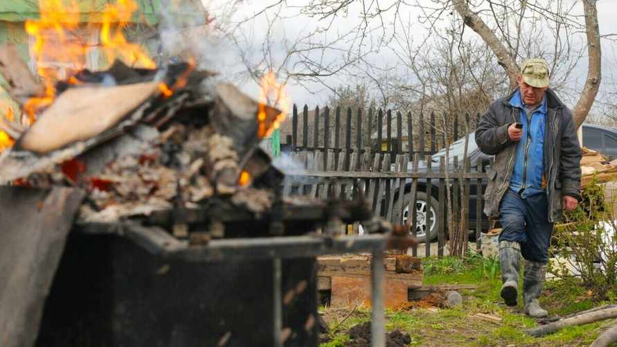 В природоохране назвали 2 способа, как белорусам избавиться от растительного мусора без штрафов. И это не костёр