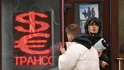 Финансисты пообещали белорусам «неспокойные курсы» из-за скачка цен на золото. На сколько вырастет доллар?