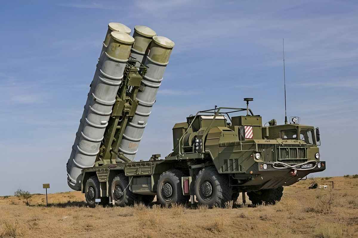 На фото ЗРК С-400