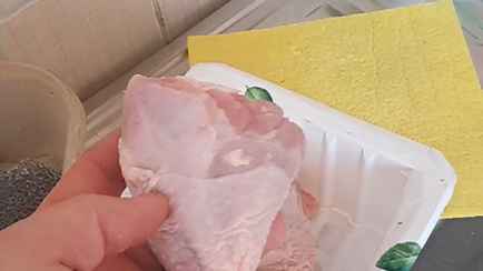 «Чем пичкают?» — Парень спросил в TikTok, что не так с купленной курицей. Но белорусов удивила не она