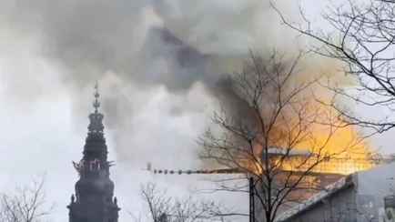 «Это наш Нотр-Дам» — В Копенгагене загорелось историческое здание биржи