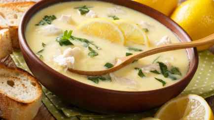 Этот сытный и нежный греческий суп станет альтернативой обычному бульону. Как приготовить авголемоно?