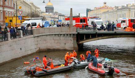 В Петербурге автобус с пассажирами рухнул в реку — 4 человека погибли