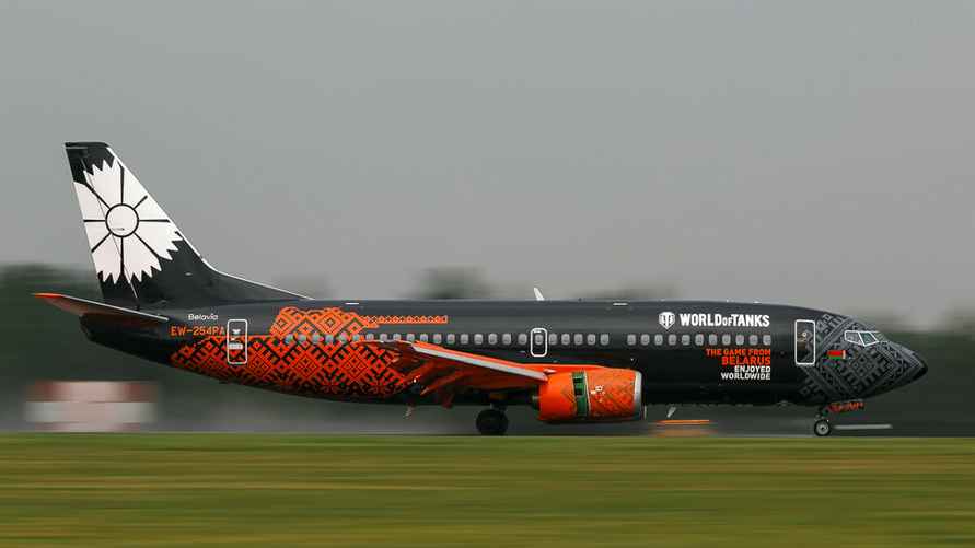 Так самолет выглядел до закрашивания надписи