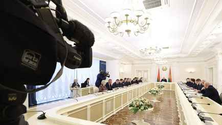 «Они нас кормят» — Лукашенко приказал КГК меньше «ловить блох» в таких компаниях