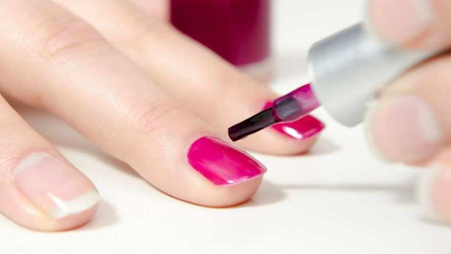 Что сделать, чтобы лак на ногтях держался дольше? Запомните эти важные правила
