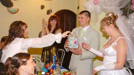 Подарили деньги на свадьбу? В налоговой рассказали, когда белорусам нужно заплатить 10% налога