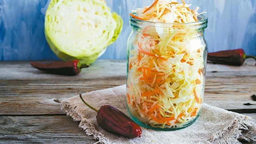 Как замариновать молодую капусту? Сделайте вкусные закатки по этому рецепту уже сейчас