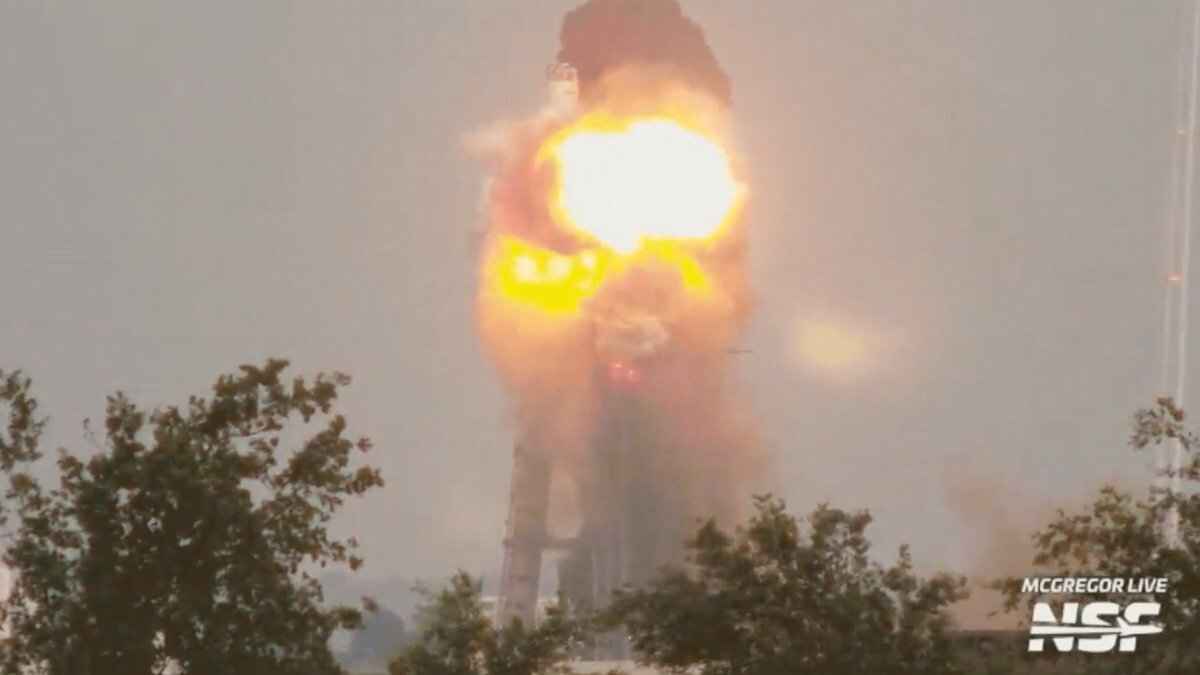 На заводе SpaceX произошел взрыв