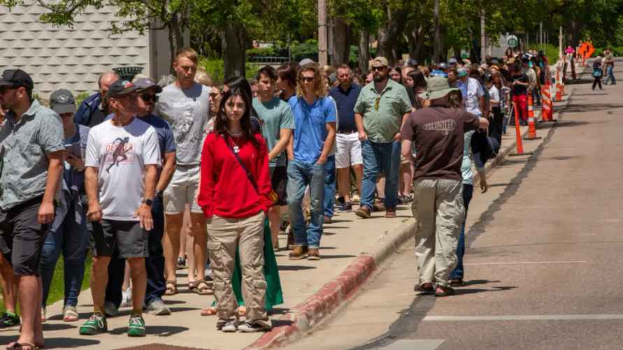 Тысячи людей в Америке пришли посмотреть на редкое явление