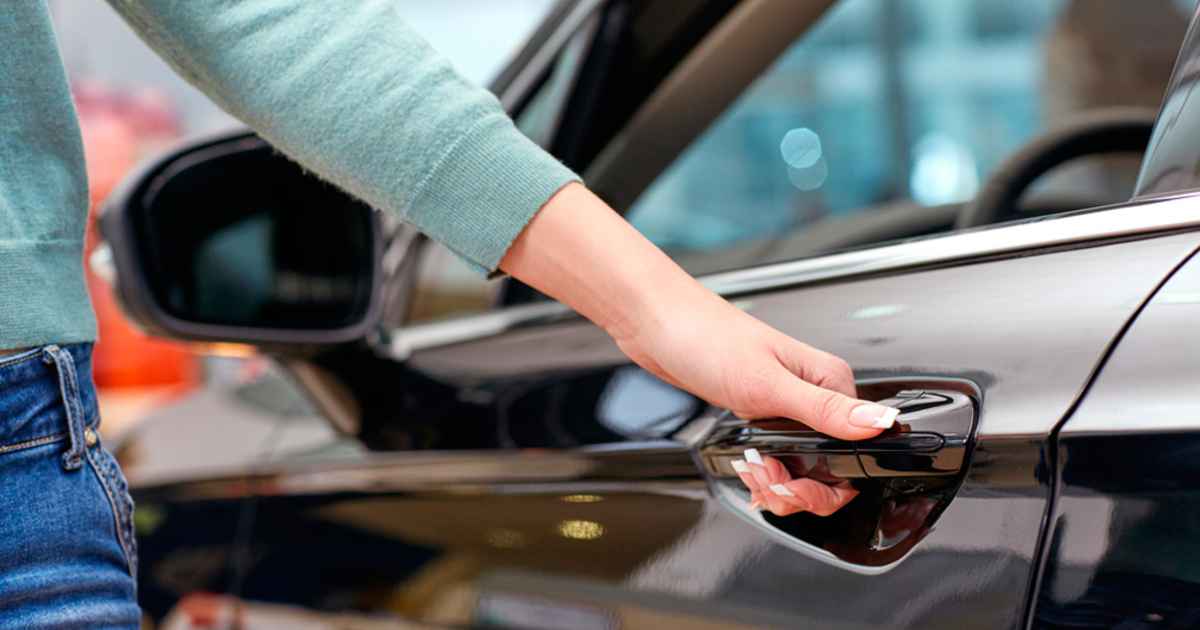 Что делать, если ключ от машины остался внутри? Этот способ может помочь решить проблему