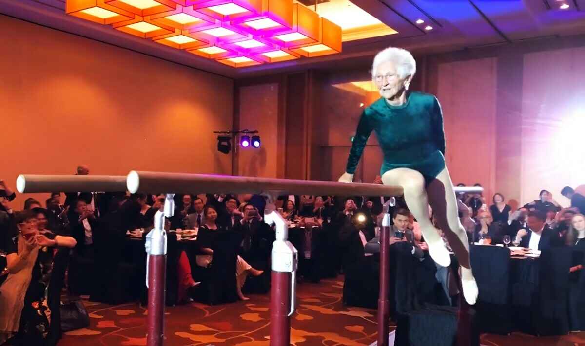 В Германии 98-летняя гимнастка сорвала шквал аплодисментов за трюки на брусьях