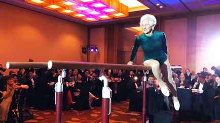 В Германии 98-летняя гимнастка сорвала шквал аплодисментов за трюки на брусьях