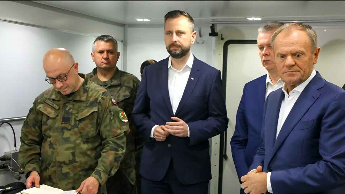 Владислав Косиняк-Камыш (в центре) и Дональд Туск (справа)