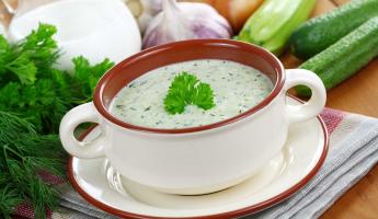 Этот рецепт холодного супа станет находкой в пору летнего зноя. Что понадобится кроме огурцов?