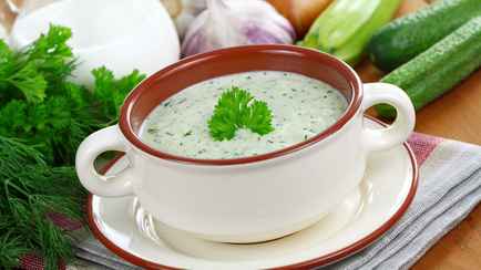 Этот рецепт холодного супа станет находкой в пору летнего зноя. Что понадобится кроме огурцов?