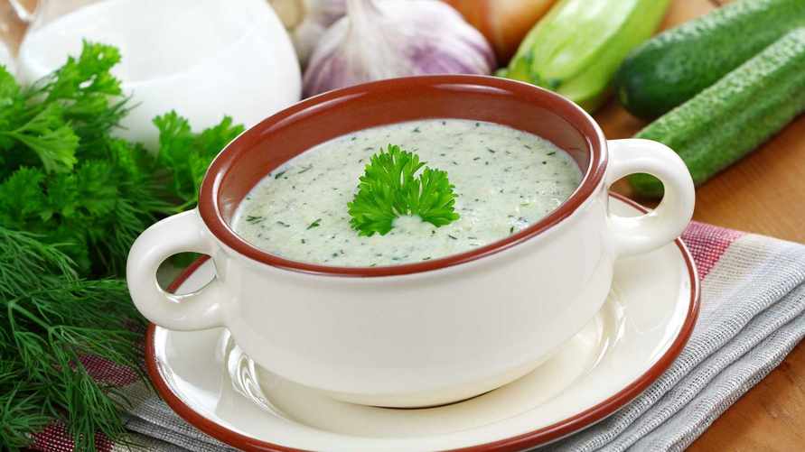 Этот рецепт холодного супа станет находкой в пору летнего зноя. Что понадобится кроме огурцов?