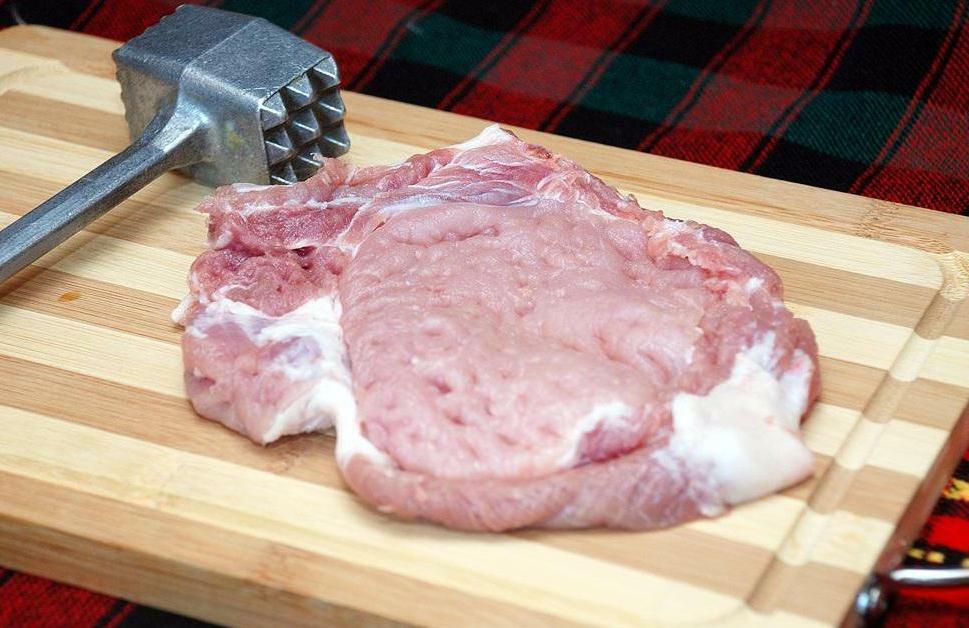 Как приготовить нежирные отбивные из свинины? Этот рецепт практически не потребует масла
