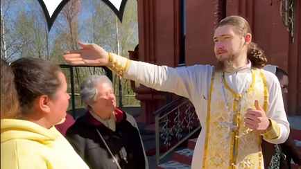 «Очень мало попало!» — Бабушки потребовали от священника побрызгать больше святой воды на куличи. Что ответил?