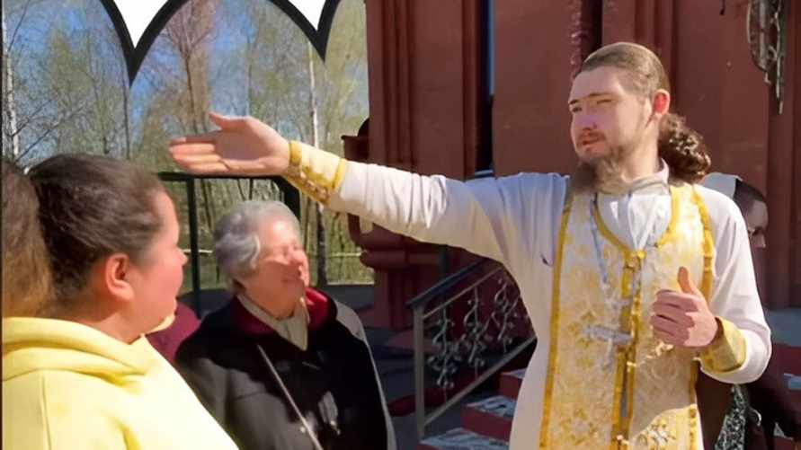 "Очень мало попало!" — Бабушки потребовали от священника побрызгать больше святой воды на куличи. Что ответил?