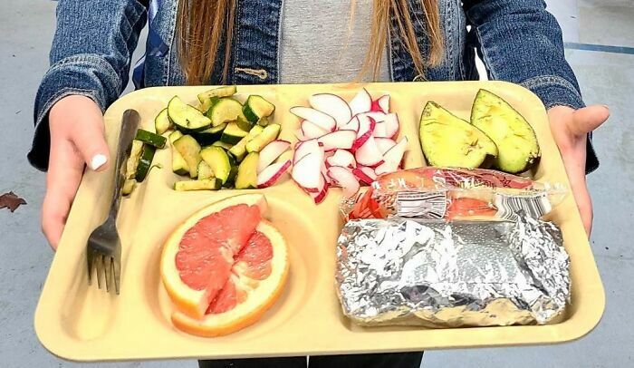 Как питаются школьники в столовых США, Финляндии и Кореи? Появились фото обедов со всего мира