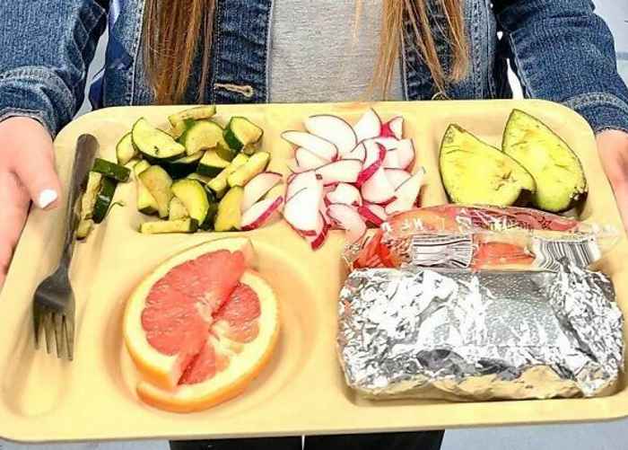 Калифорния. Цуккини, редис, ломтики авокадо, грейпфрут, яблоки в пакете и буррито с фасолью и сыром.