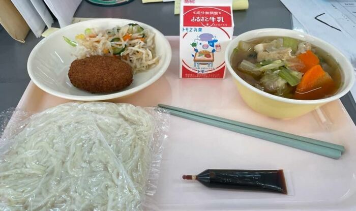 Как питаются школьники в столовых США, Финляндии и Кореи? Появились фото обедов со всего мира