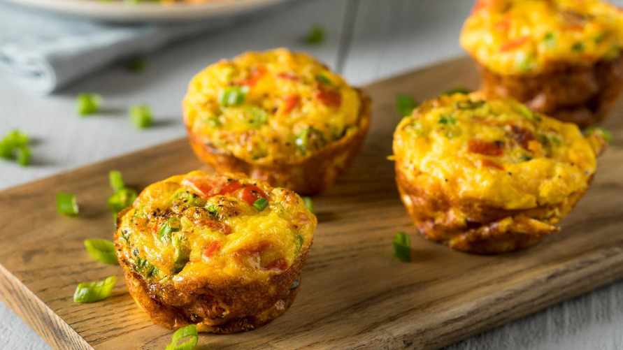 Это блюдо можно взять даже с собой. Как приготовить яичные маффины с ветчиной за 15 минут?