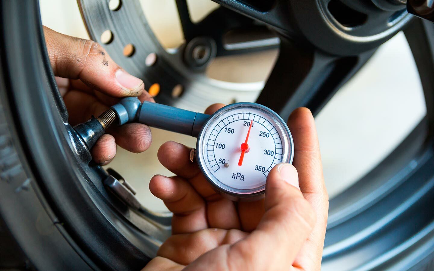 Как давление в шинах и кондиционер могут сэкономить топливо? Эти 7 советов от автоэксперта позволят заправляться реже