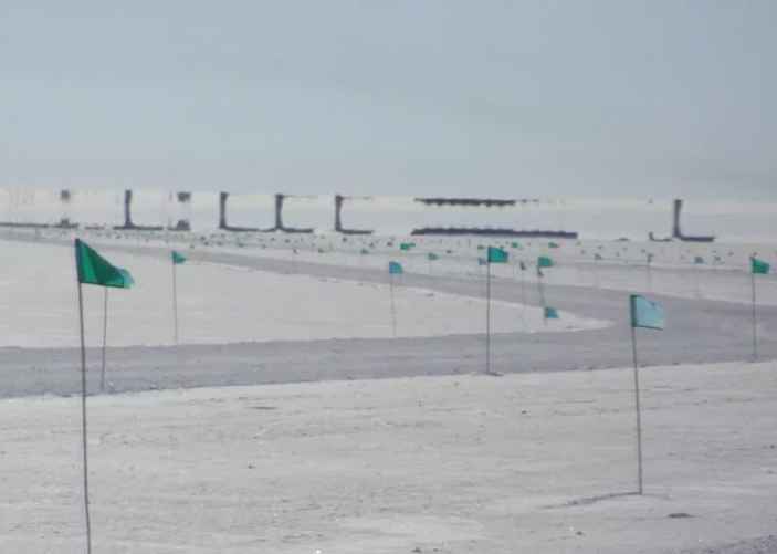 Верхний мираж самолета на льду.