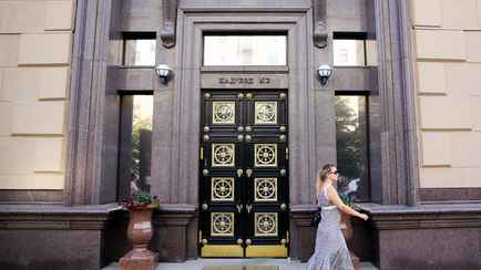 Нацбанк предложил белорусам вакансии с зарплатой от 984 до 6,1 тыс. рублей. Что надо делать?