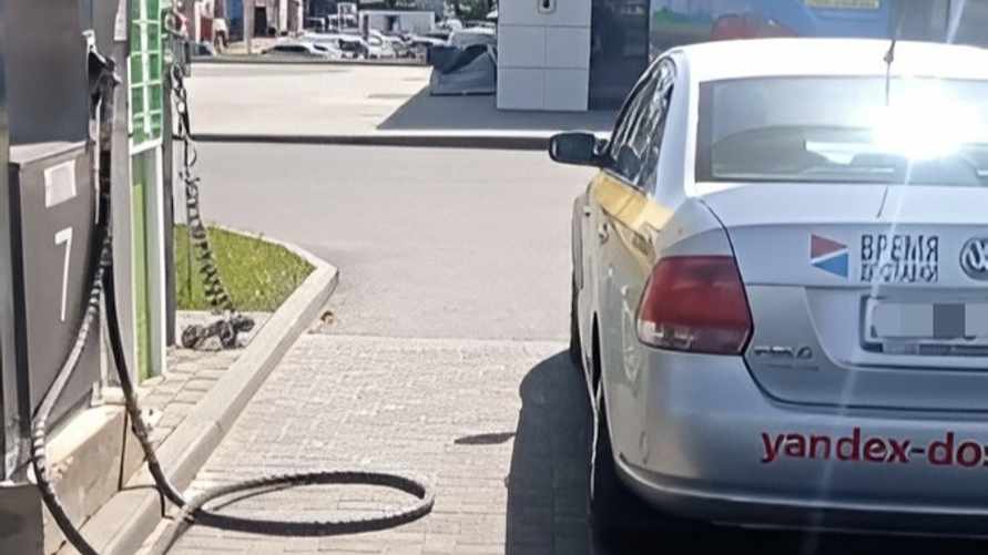 "Пускай весь мир подождёт" — Мужчина возмутился тому, что делают некоторые белорусы на заправках. Какая ситуация вызвала спор?