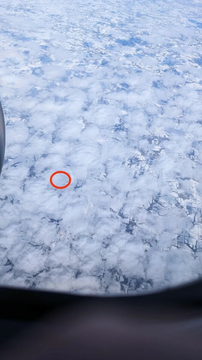 Сможете найти самолёт, спрятанный среди облаков? 99% людей сдаются