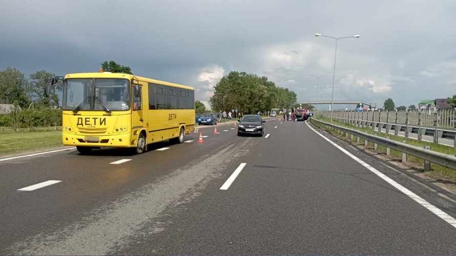 BMW въехала в школьный автобус с детьми под Червенем